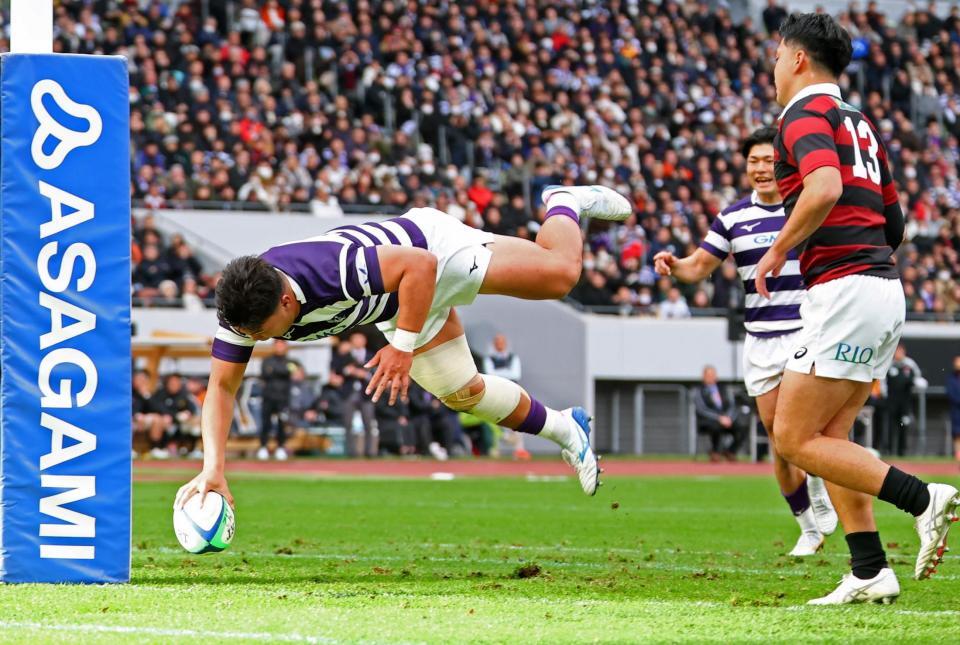 　前半、トライを決める明大・田代（左）