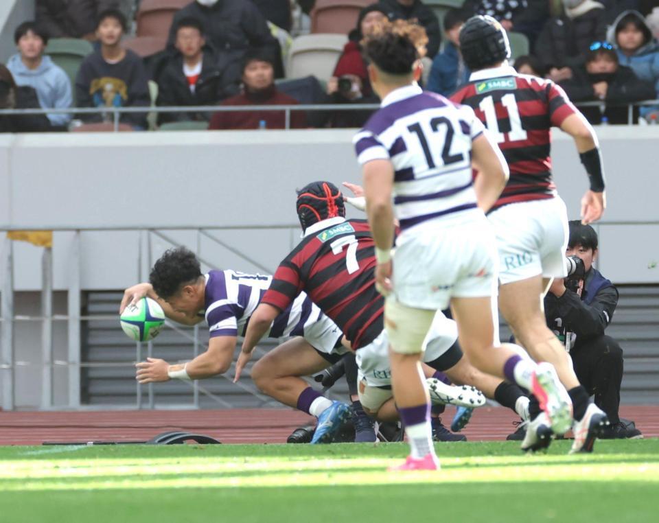 　前半、トライ決める明大・伊藤龍之介（撮影・西岡正）