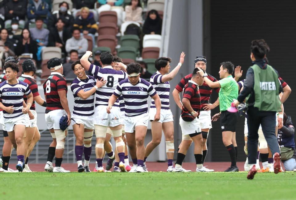 　前半、勝ち越しトライで喜ぶ明大フィフティーン（撮影・西岡正）