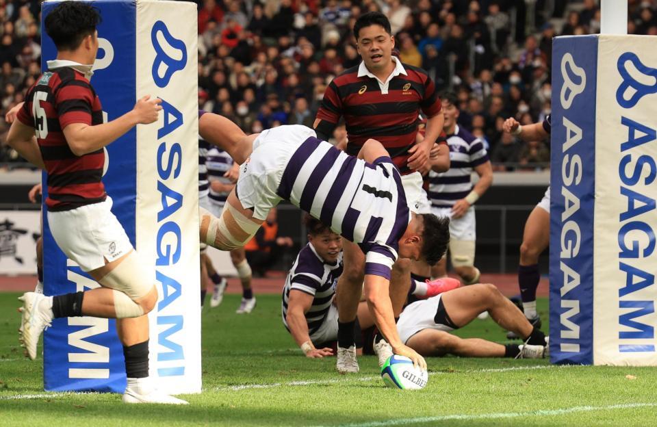 　前半、トライを決める明大・田代大介（撮影・金田祐二）