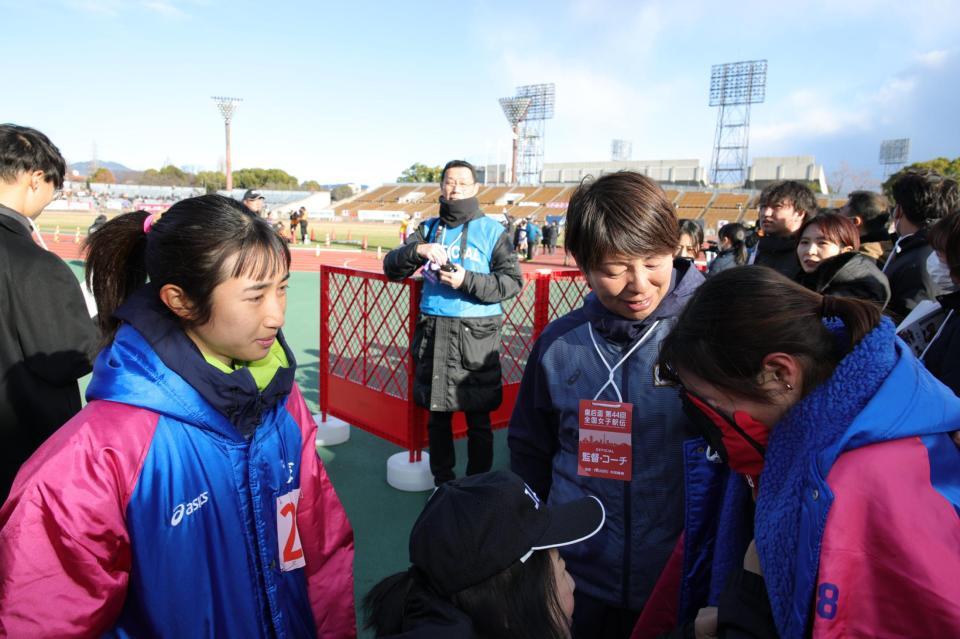 　９区を走った選手を労う田中希実（左）