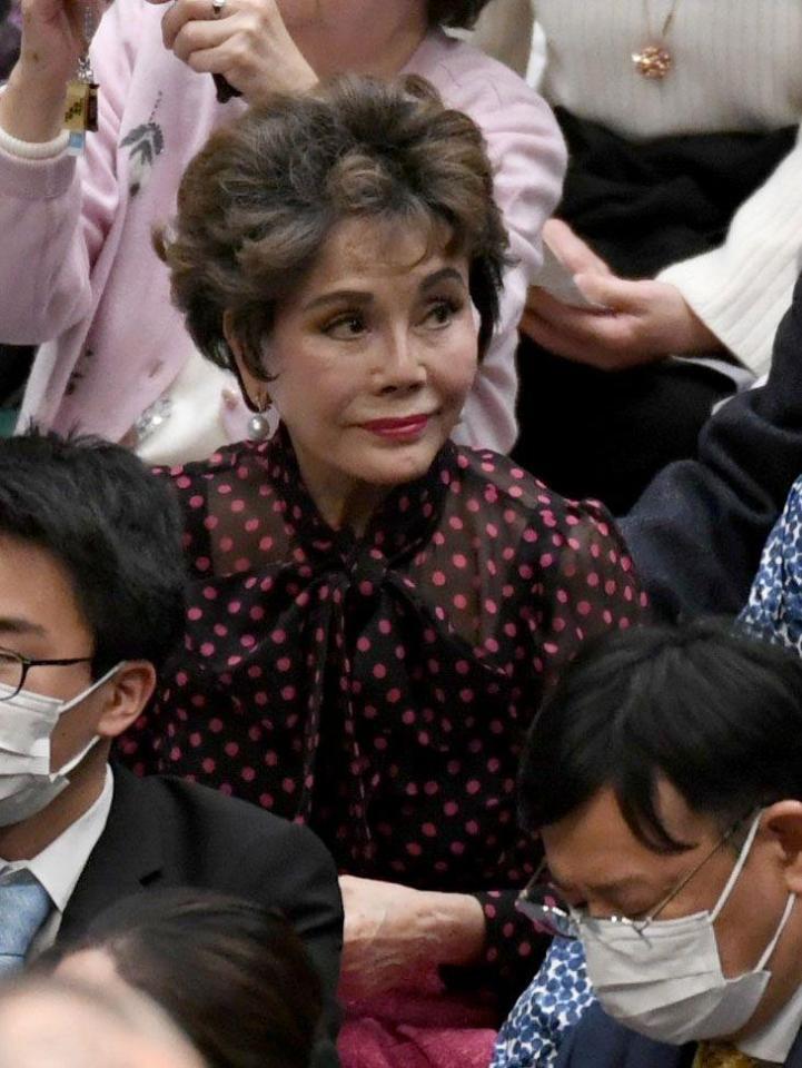 　土俵だまりで観戦するデヴィ夫人（撮影・佐藤厚）