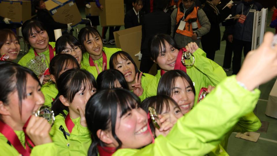 表彰式の後、選手らが集まり写真撮影をする田中希実ら兵庫代表（撮影・坂部計介）