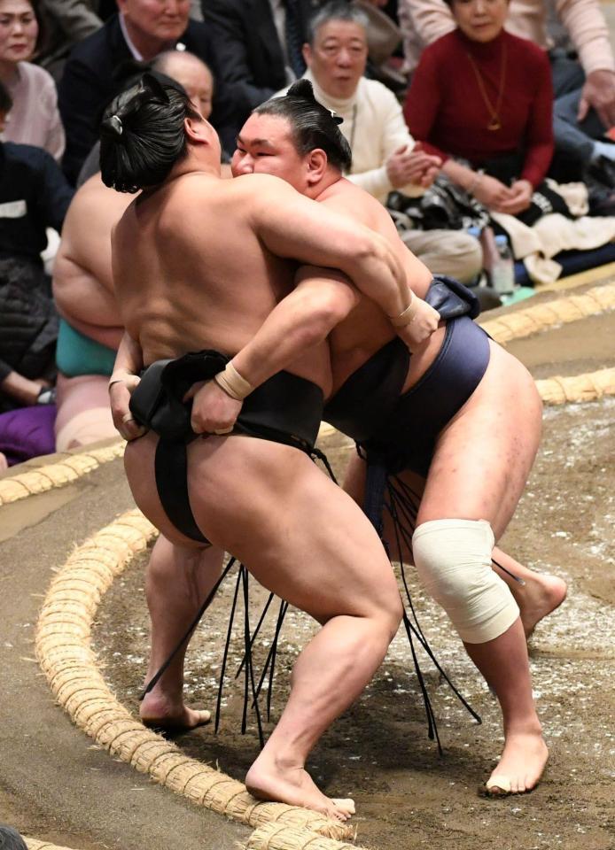 若元春（左）を寄り倒しで下した豊昇龍（撮影・佐藤厚）