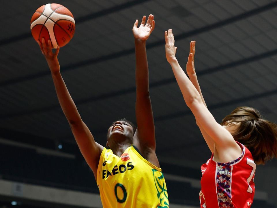 第１クオーター、シュートを放つＥＮＥＯＳ・馬瓜（左）