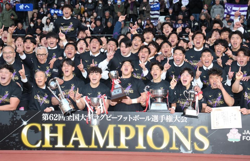 優勝し歓喜の明大（撮影・金田祐二）