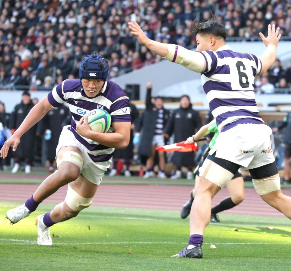 　後半、トライを決める明大・大川虎拓郎（左）＝撮影・西岡正