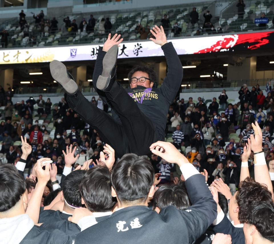 胴上げされる明大・神鳥裕之監督（撮影・金田祐二）