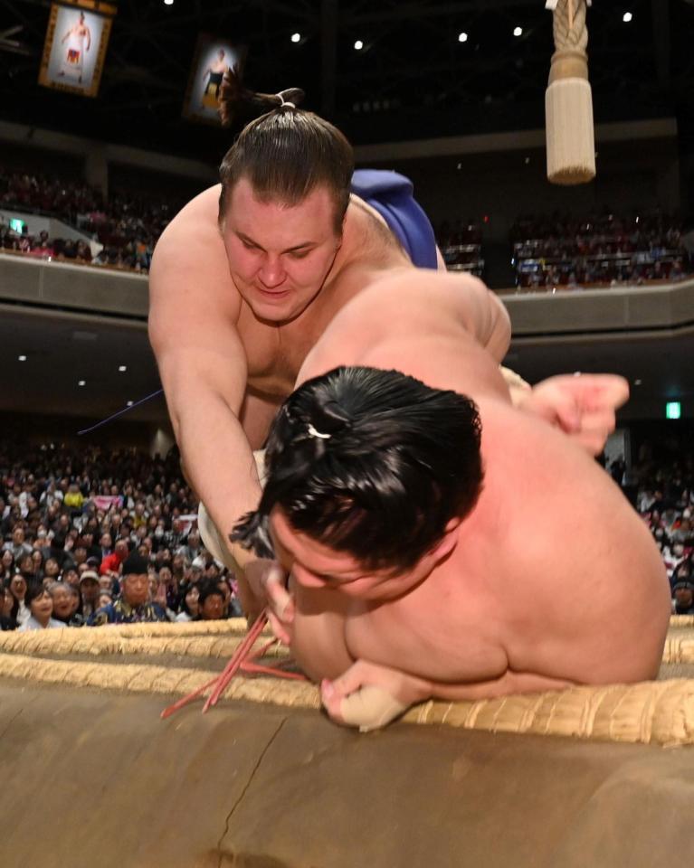 宇良を寄り倒しで下した安青錦（撮影・持木克友）