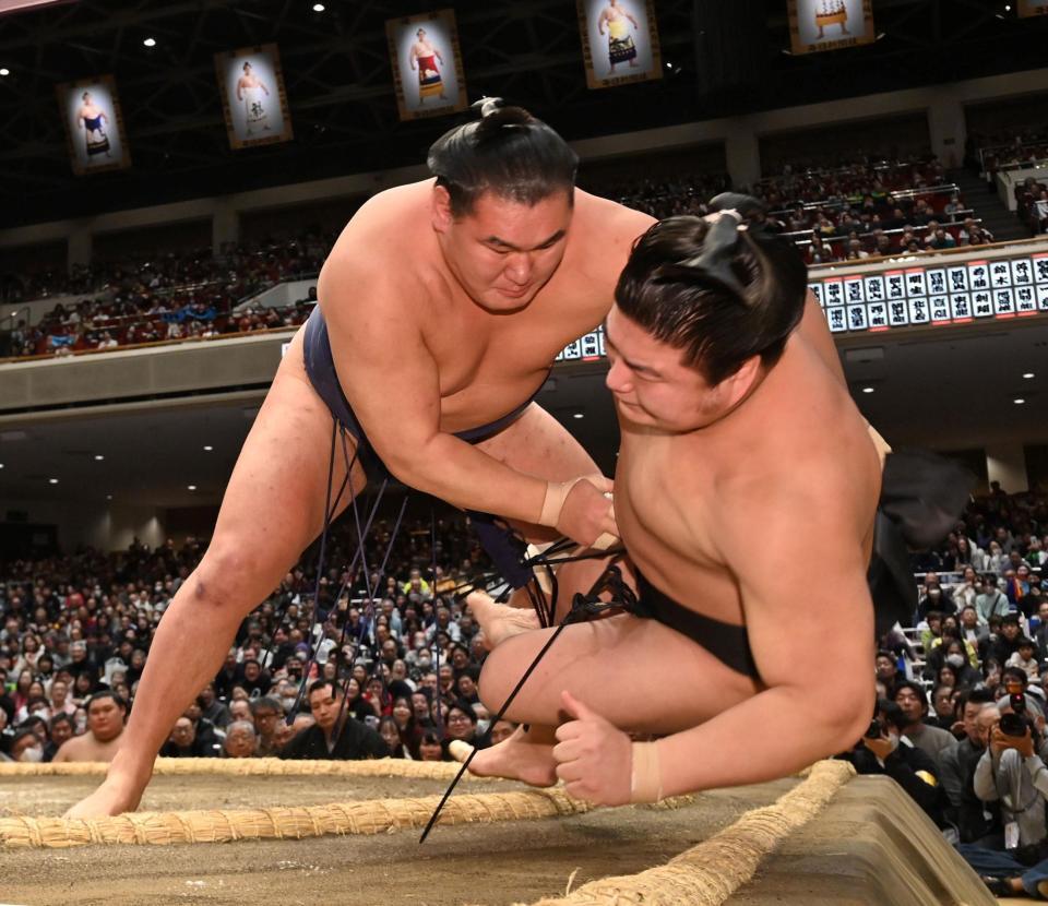 若元春（右）を寄りたおしで下した豊昇龍（撮影・持木克友）