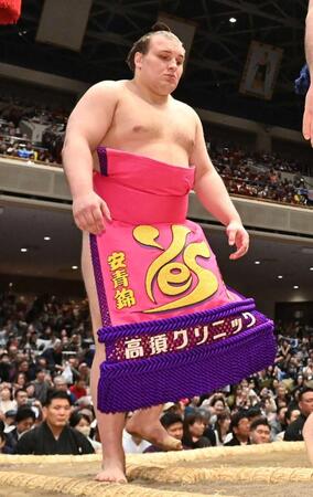 　高須クリニックのまわしをつけ土俵入りする安青錦