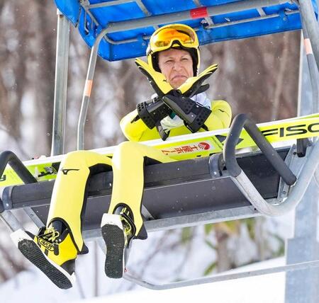 　１回目の飛躍が強風で中断し、両手でバツ印をしながらリフトで降りる葛西。その後、中止が決まった