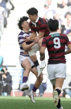 　半、明大・古賀龍人に危険なプレーでイエローカードのプレーで早大・矢崎由高（撮影・金田祐二）