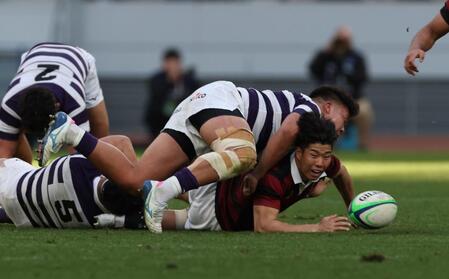 後半、明大のディフェンスにつかまる早大・矢崎由高（撮影・金田祐二）