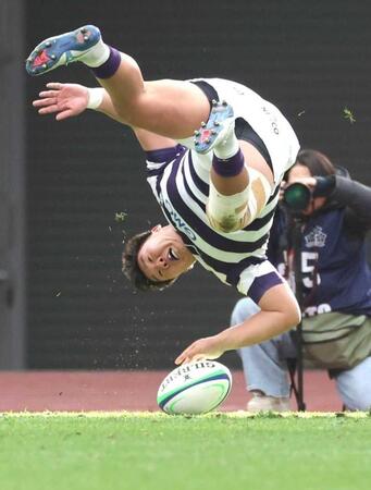 　前半、トライを決める明大・田代（撮影・西岡正）