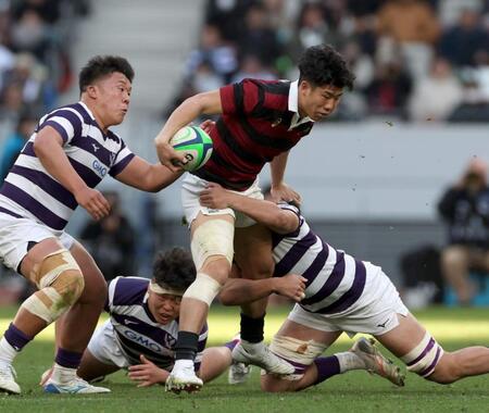 後半、明大のディフェンスにつかまる早大・矢崎由高（撮影・金田祐二）