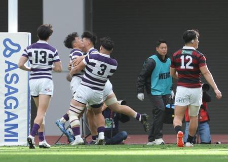 　前半、２つ目のトライを決め、喜び合う明大フィフティーン（撮影・西岡正）