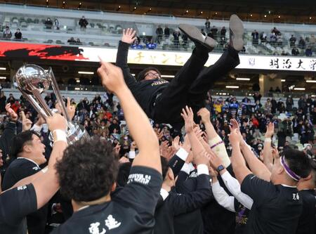 選手に胴上げされる明大・神鳥裕之監督（撮影・西岡正）