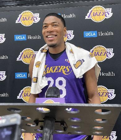 　練習後、取材に応じるレーカーズの八村＝ロサンゼルス近郊（共同）