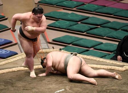 翔大夢（左）に突き落としで敗れた朝阪神（撮影・佐藤厚）