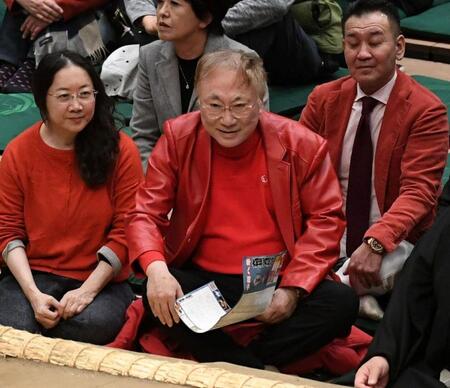 砂かぶりで観戦する高須克弥・高須クリニック院長（中央）＝撮影・佐藤厚