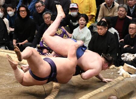 　義ノ富士（左）を首投げで下した安青錦（撮影・佐藤厚）