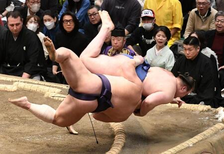 　義ノ富士（左）を首投げで下した安青錦（撮影・佐藤厚）