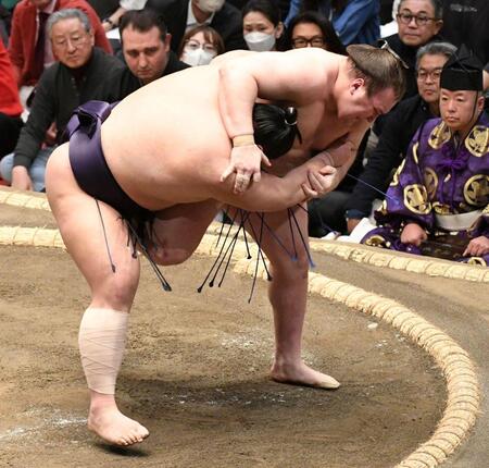 　義ノ富士（左）を首投げで下した安青錦（撮影・佐藤厚）