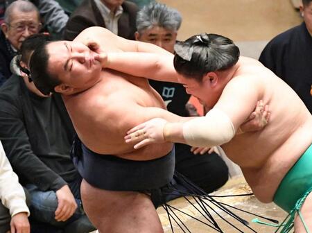 　一山本（右）ののど輪にのけぞる豊昇龍（撮影・佐藤厚）