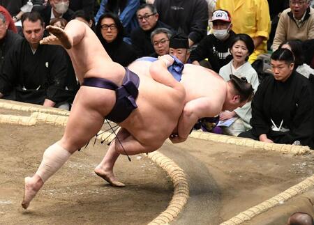　義ノ富士（左）を首投げで下した安青錦（撮影・佐藤厚）