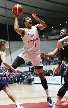 　Ａ東京-三河　第１クオーター、シュートを放つＡ東京のサイズ＝国立代々木競技場