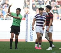 　前半、危険なプレーでイエローカードとなった早大・矢崎由高（右）＝撮影・金田祐二