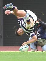 　前半、トライを決める明大・田代（撮影・西岡正）