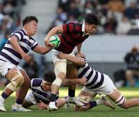 後半、明大のディフェンスにつかまる早大・矢崎由高（撮影・金田祐二）