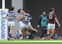　前半、２つ目のトライを決め、喜び合う明大フィフティーン（撮影・西岡正）