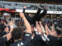 選手に胴上げされる明大・神鳥裕之監督（撮影・西岡正）