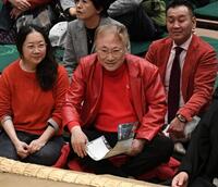 砂かぶりで観戦する高須克弥・高須クリニック院長（中央）＝撮影・佐藤厚