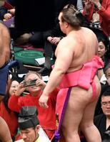 安青錦（右）の化粧まわしを撮影する高須克弥・高須クリニック院長（撮影・佐藤厚）