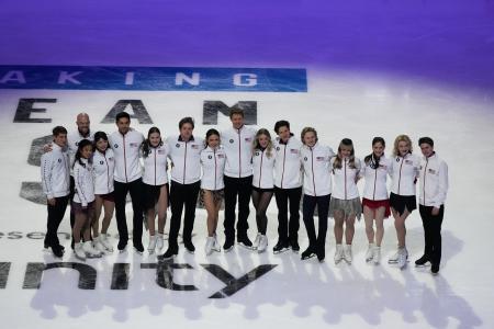 　フィギュアスケートのミラノ・コルティナ冬季五輪米国代表に決まった選手＝１１日、セントルイス（ＡＰ＝共同）