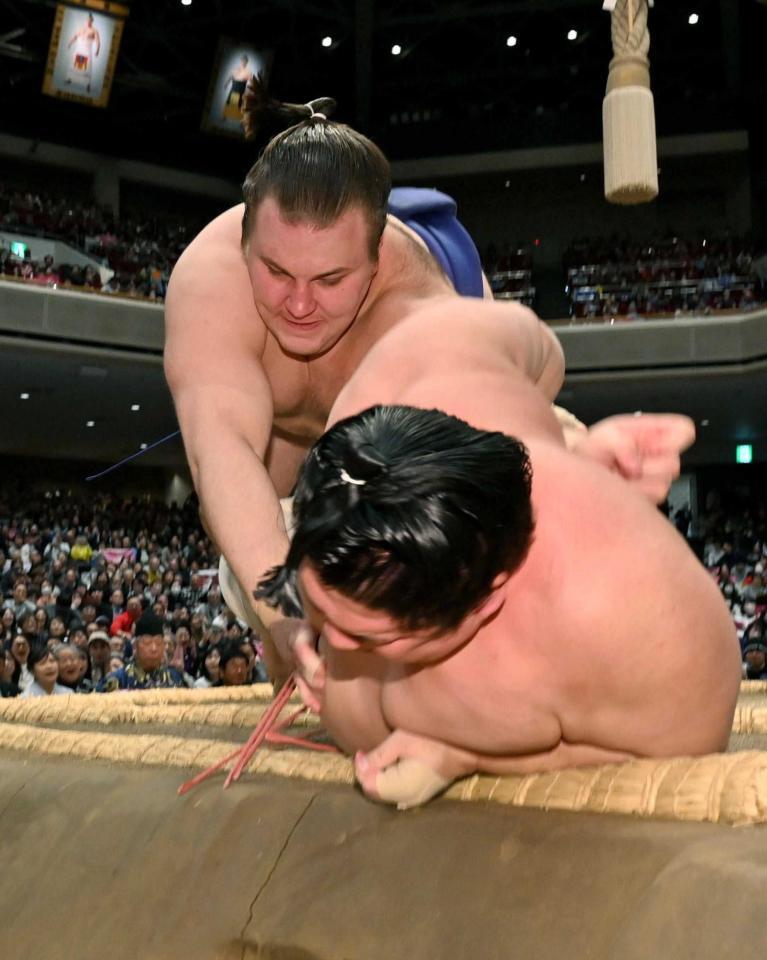 　宇良を寄り倒しで下す安青錦（撮影・持木克友）