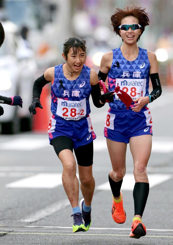 　田中希実（左）は清水里名からたすきを受け取る（撮影・山口登）