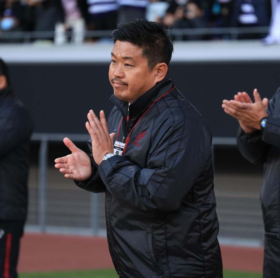 明大の優勝に拍手をおくる早大・大田尾竜彦（撮影・金田祐二）