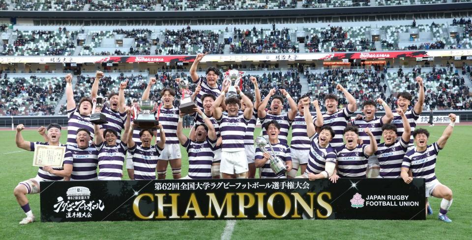 　優勝し歓喜の明大フィフティーン（撮影・金田祐二）　