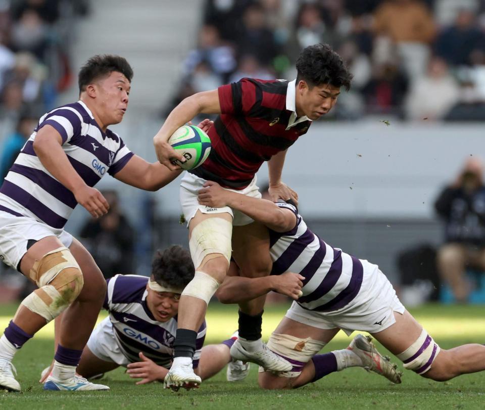 後半、明大のディフェンスにつかまる早大・矢崎由高（撮影・金田祐二）