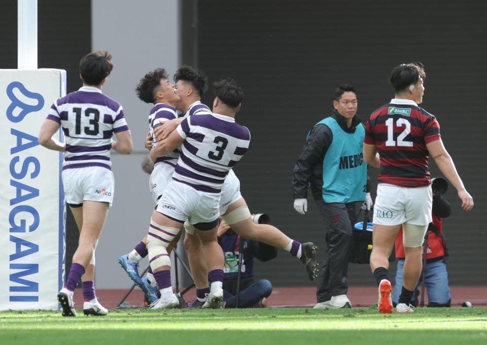　前半、２つ目のトライを決め、喜び合う明大フィフティーン（撮影・西岡正）