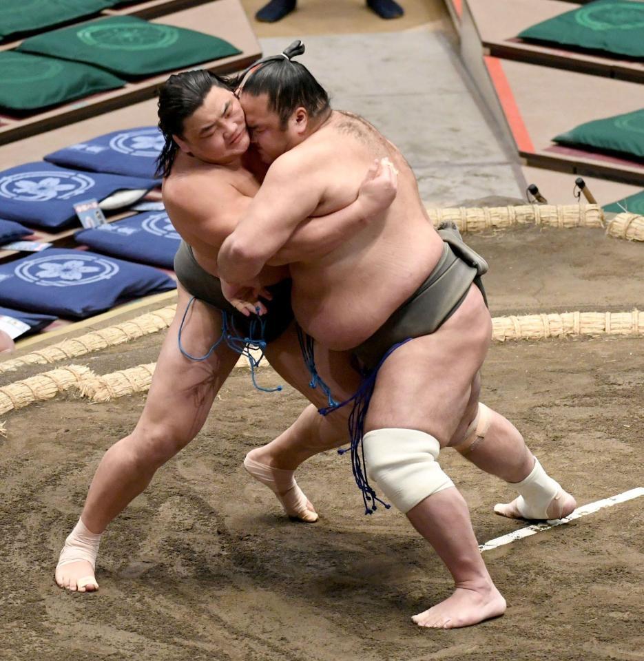 隠岐の浜（右）をすくい投げで破った和歌ノ富士（撮影・佐藤厚）