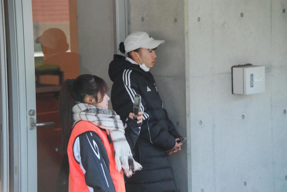 　トラックを見つめる久保凜