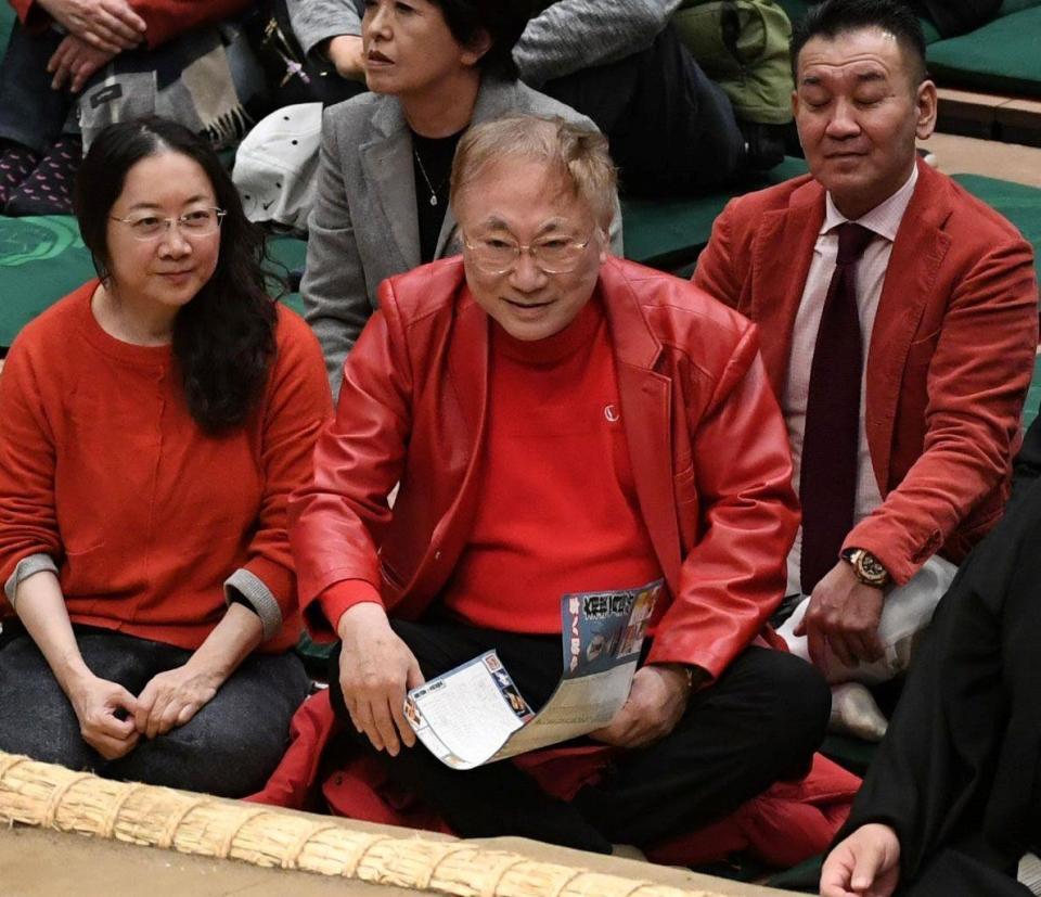 砂かぶりで観戦する高須克弥・高須クリニック院長（中央）＝撮影・佐藤厚