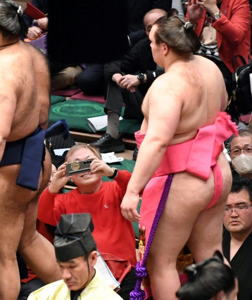 安青錦（右）の化粧まわしを撮影する高須克弥・高須クリニック院長（撮影・佐藤厚）