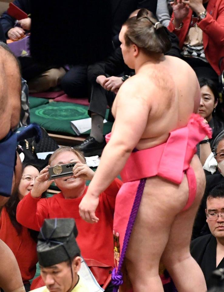 安青錦（右）の化粧まわしを撮影する高須克弥・高須クリニック院長（撮影・佐藤厚）